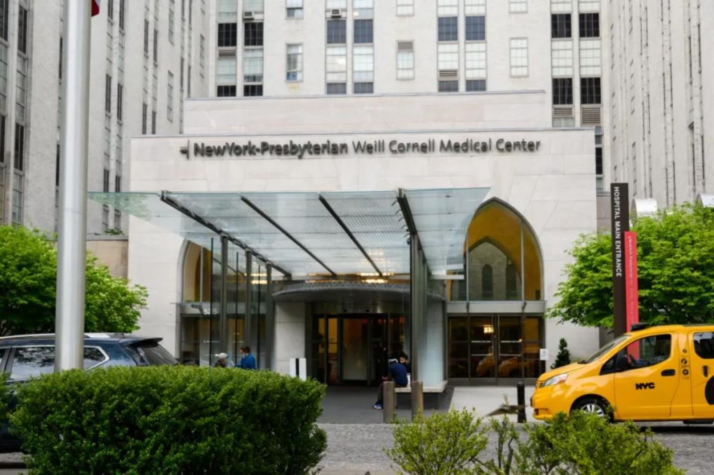 Lifeless newborn dropped off at NYC hospital by mom died of homicide: medical examiner Lifeless newborn dropped off at NYC hospital by mom died of homicide: medical examiner