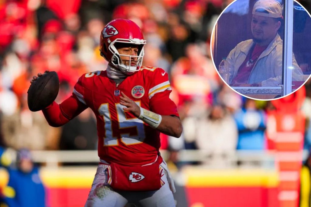 Patrick Mahomes takes in Chiefs' Christmas game from suite