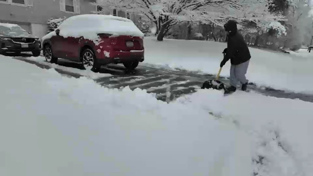 Snow blankets Tri-State area, plow truck drivers clear roadways amid slippery conditions Snow blankets Tri-State area, plow truck drivers clear roadways amid slippery conditions