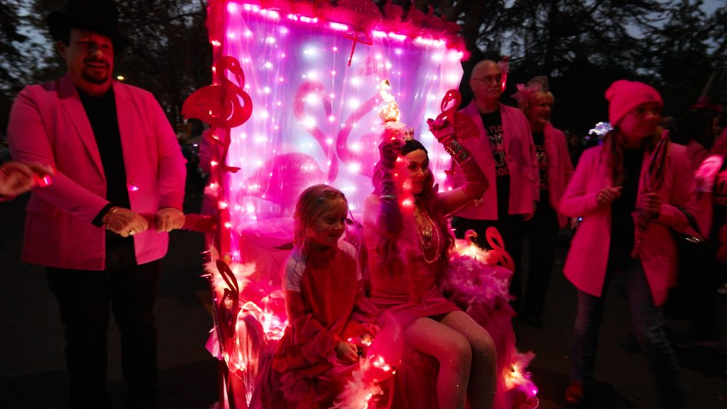 This sofa spectacle lights up for winter