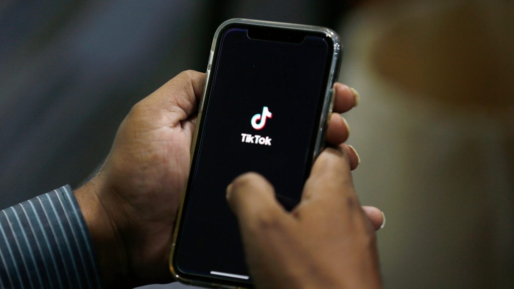 TikTok signs deal to sell US unit to American investors, including Oracle, Silver Lake and MGX