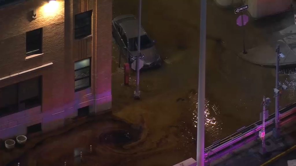 Water main break in Long Island City affects Queens-Midtown Tunnel traffic