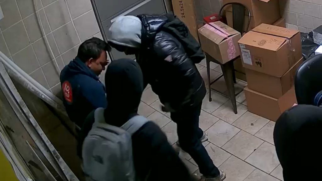 Bronx cellphone store robbery: Worker speaks out after being robbed inside Total Wireless store in Soundview Bronx cellphone store robbery: Worker speaks out after being robbed inside Total Wireless store in Soundview