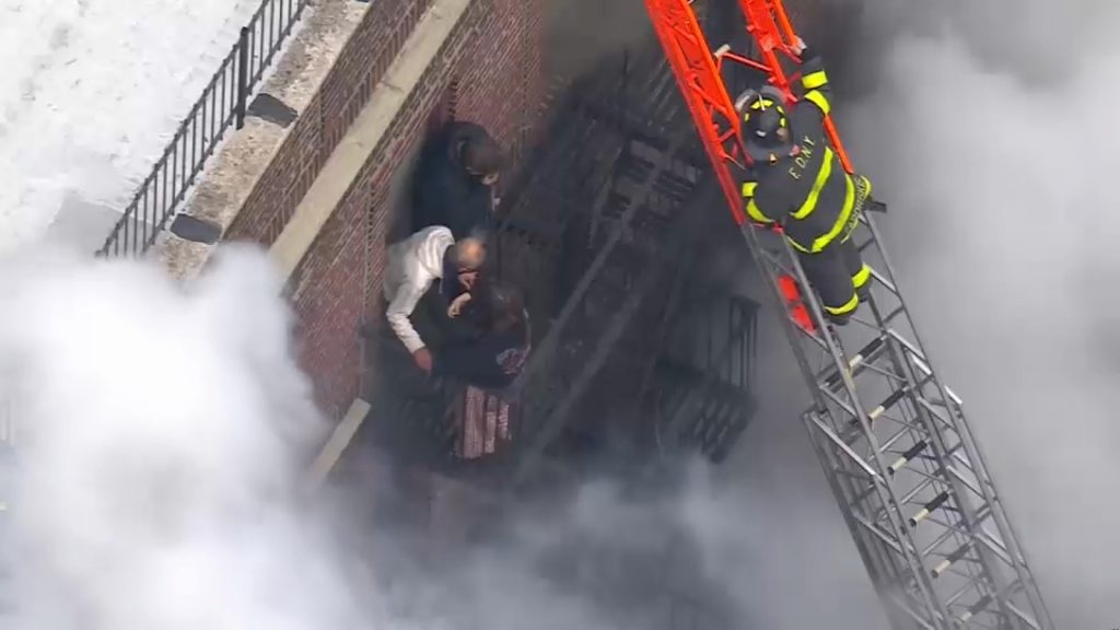 Brooklyn Heights apartment building fire leads to rescues, 5 injuries