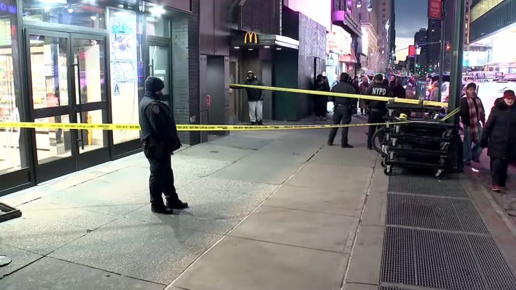 Midtown stabbing: 28-year-old man stabbed near Penn Station in Manhattan; no arrests, police say