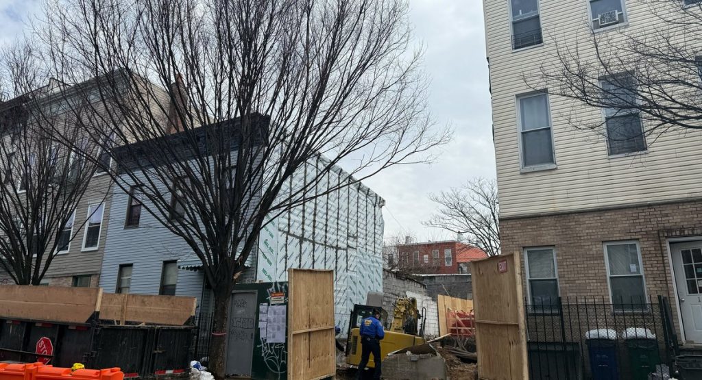 1 man dead, another critically injured in Bushwick wall collapse, NYC officials say