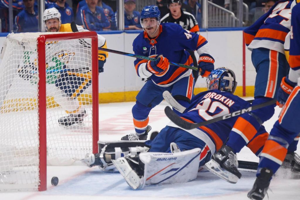 Islanders waste strong start in sloppy loss to Predators