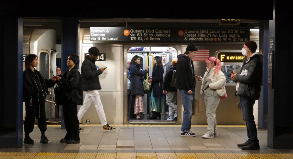 Man arrested for stabbing at Manhattan subway station, police say