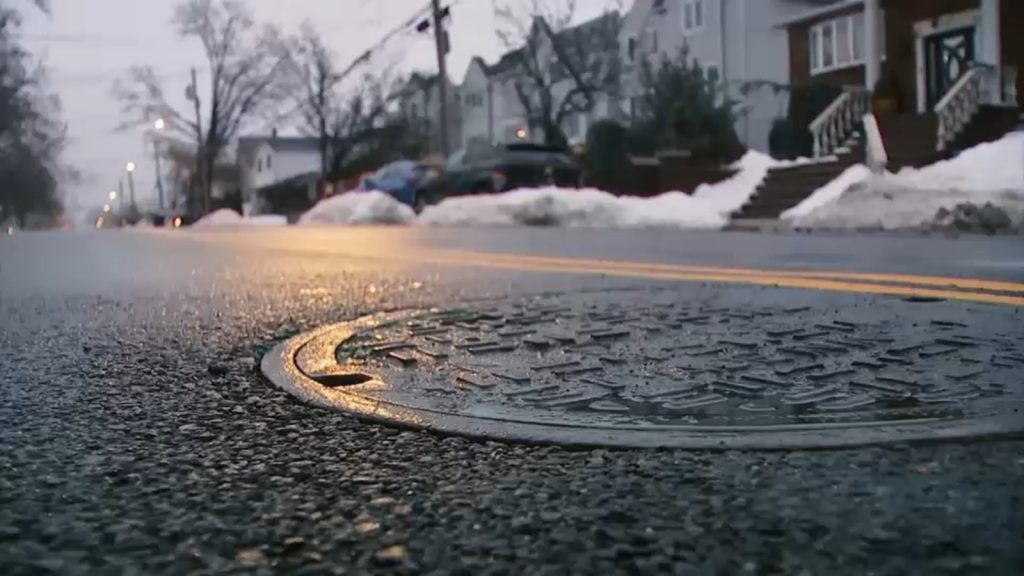 Mysterious foul odor seeping into homes in Staten Island neighborhood