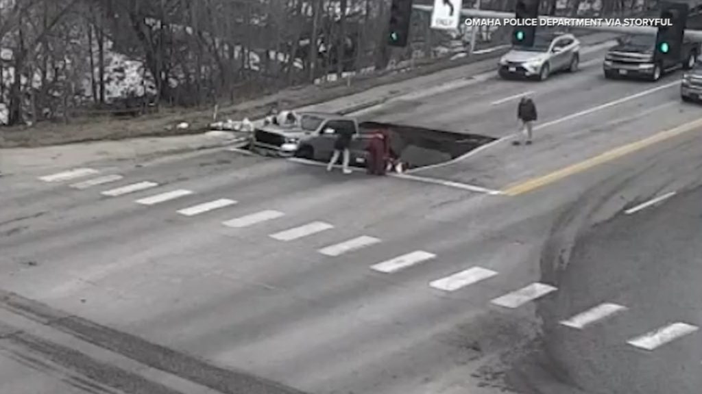 Video shows sinkhole swallowing 2 cars at traffic light in Omaha, Nebraska Video shows sinkhole swallowing 2 cars at traffic light in Omaha, Nebraska