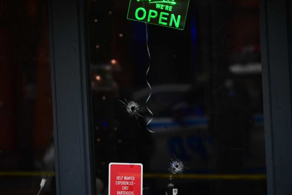 4 people shot inside Brooklyn bar, gunman at large: cops 4 people shot inside Brooklyn bar, gunman at large: cops