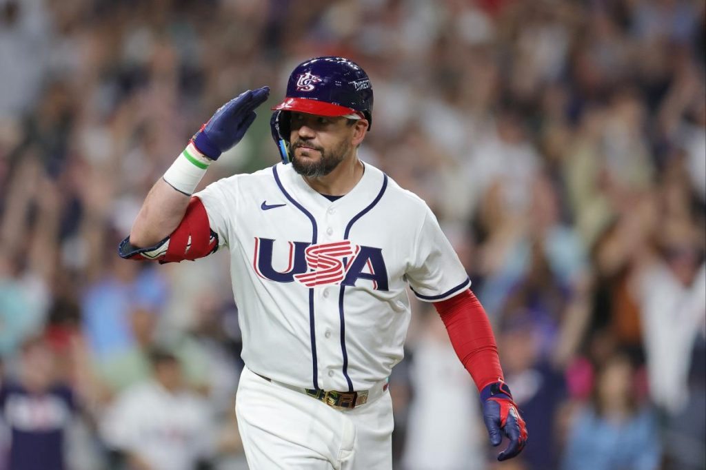 Kyle Schwarber's homer powers Team USA past Great Britain in WBC