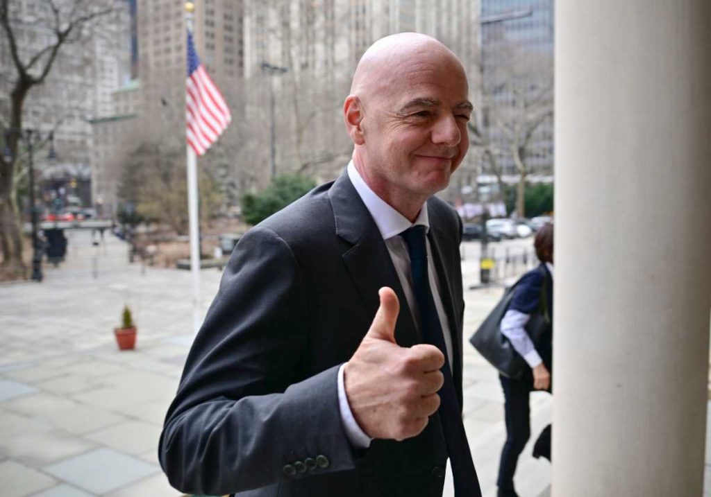 Mayor hosts FIFA President for World Cup talks