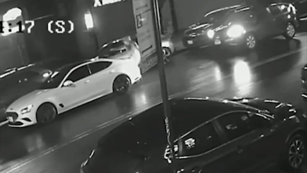 NYPD off-duty officer shooting leaves 30-year-old man in critical condition in Kingsbridge, the Bronx; police investigating