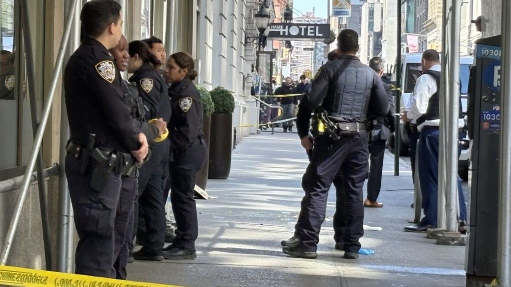 NYPD searching for suspect after off-duty security guard shot multiple times in Midtown, NYC NYPD searching for suspect after off-duty security guard shot multiple times in Midtown, NYC
