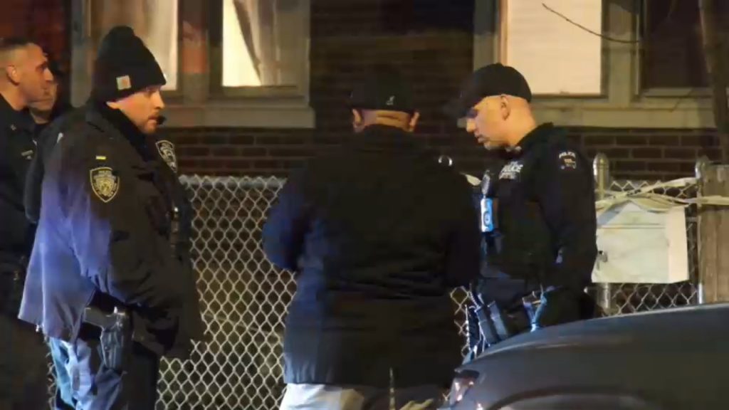 Police search for suspects after 3 failed Molotov cocktails thrown at Staten Island home