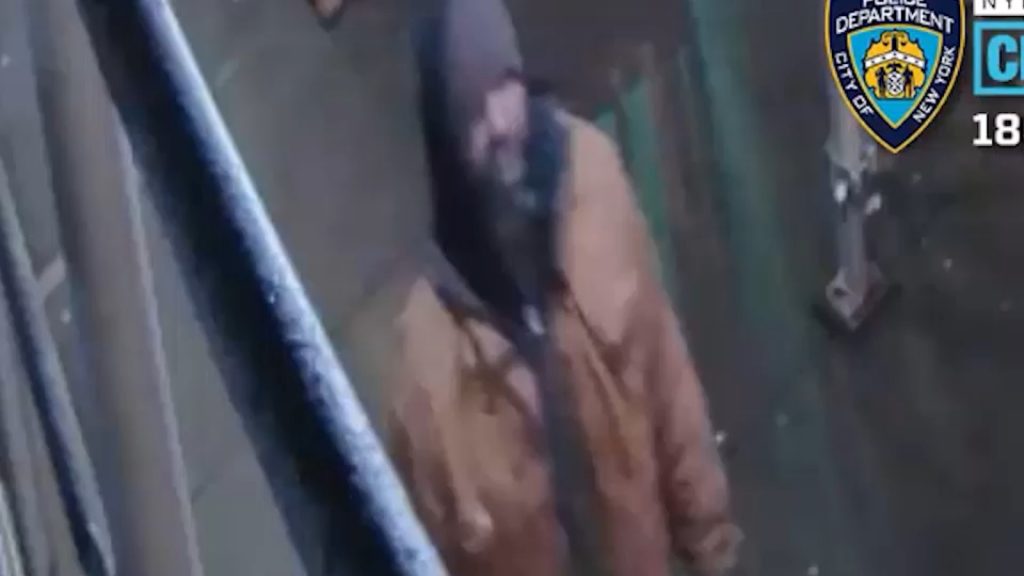 Police searching for man accused of punching 2 people on Upper West Side of Manhattan