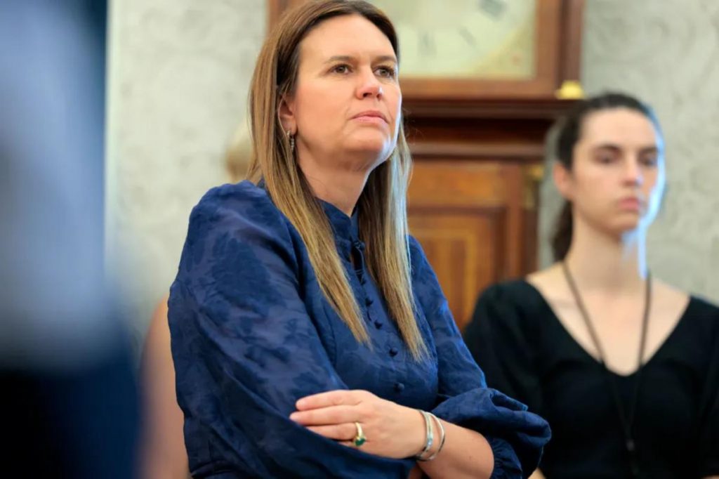 Sarah Huckabee Sanders flipped off, tossed out of Arkansas restaurant for supposedly making staff 'feel threatened'