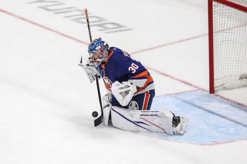 Sorokin superb again, Islanders hang on to beat Stars