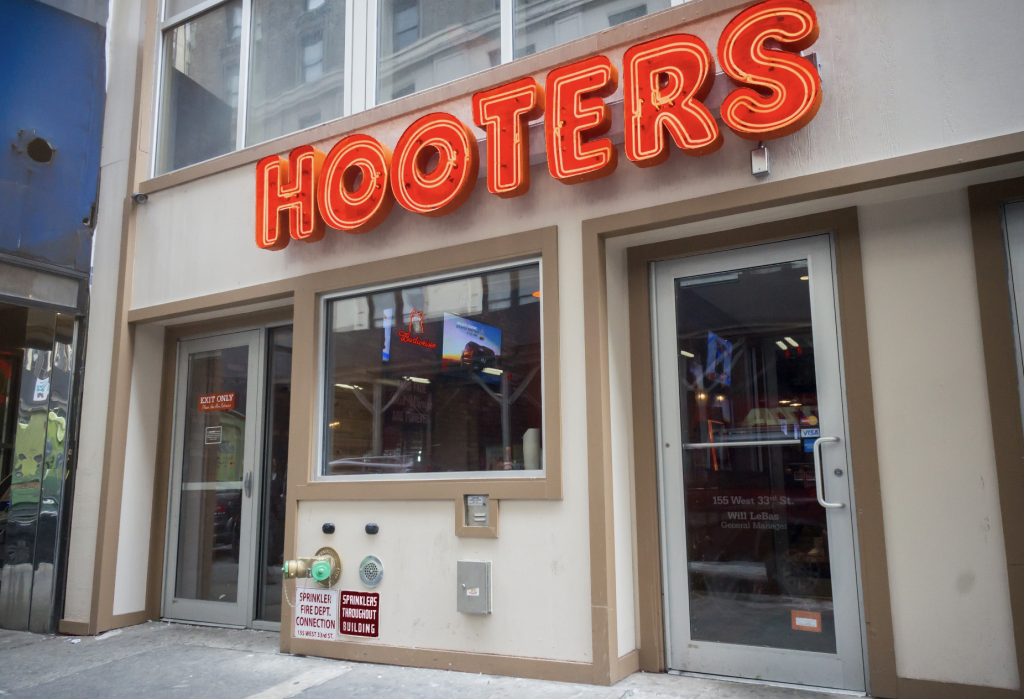 The Last Hooters in NYC Just Closed for Good