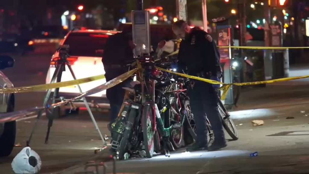 1 man killed, another injured, in Hell's Kitchen, Manhattan, double stabbing