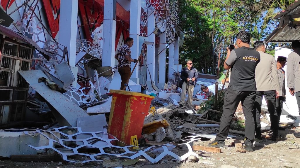 Earthquake off Indonesia topples buildings, kills 1 person and sets off small tsunami