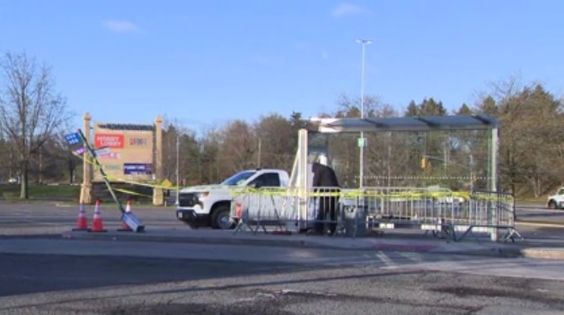 Man hit and killed waiting at Staten Island Mall bus stop: NYPD Man hit and killed waiting at Staten Island Mall bus stop: NYPD