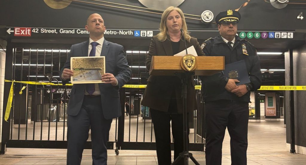 NYPD shot and killed man who slashed 3 with machete at Grand Central, officials said NYPD shot and killed man who slashed 3 with machete at Grand Central, officials said