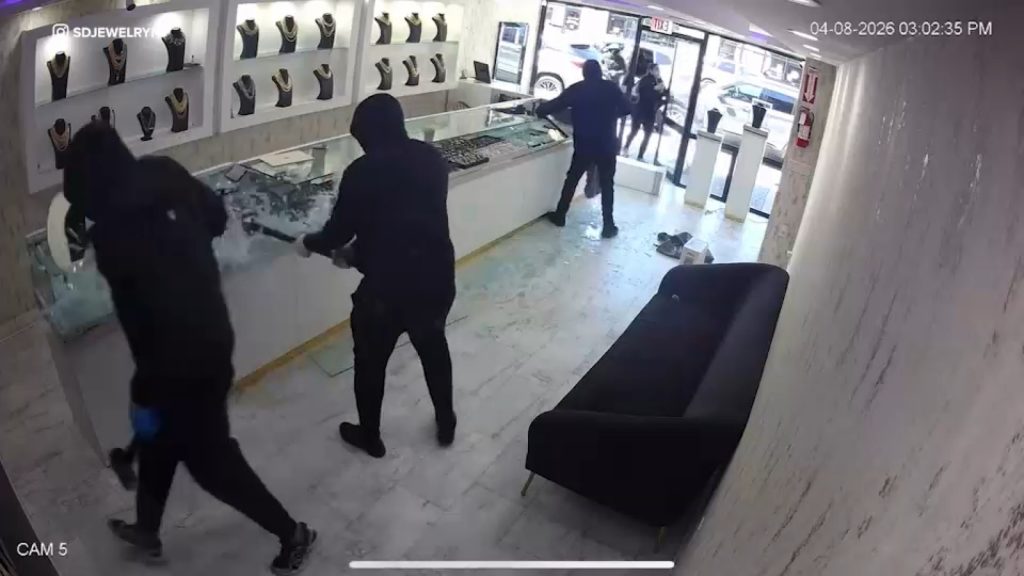 Perth Amboy jewelry store robbery: Mother, daughter try to stop group of suspects robbing their shop in NJ