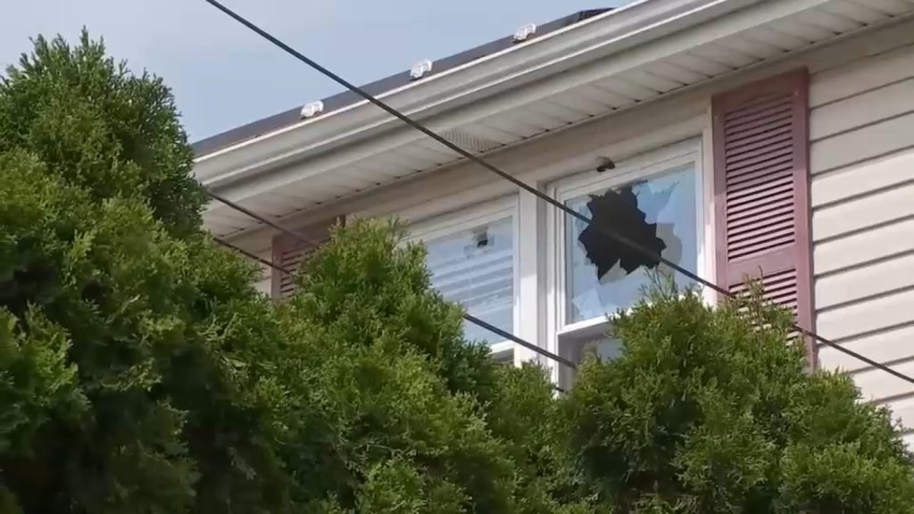 Suspect kills self after hours-long standoff at home in Lyndhurst, New Jersey