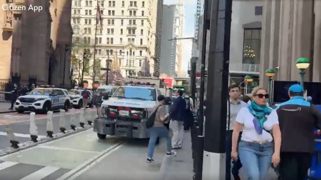 Victim stabbed on 4 train during attempted robbery in Lower Manhattan in NYC