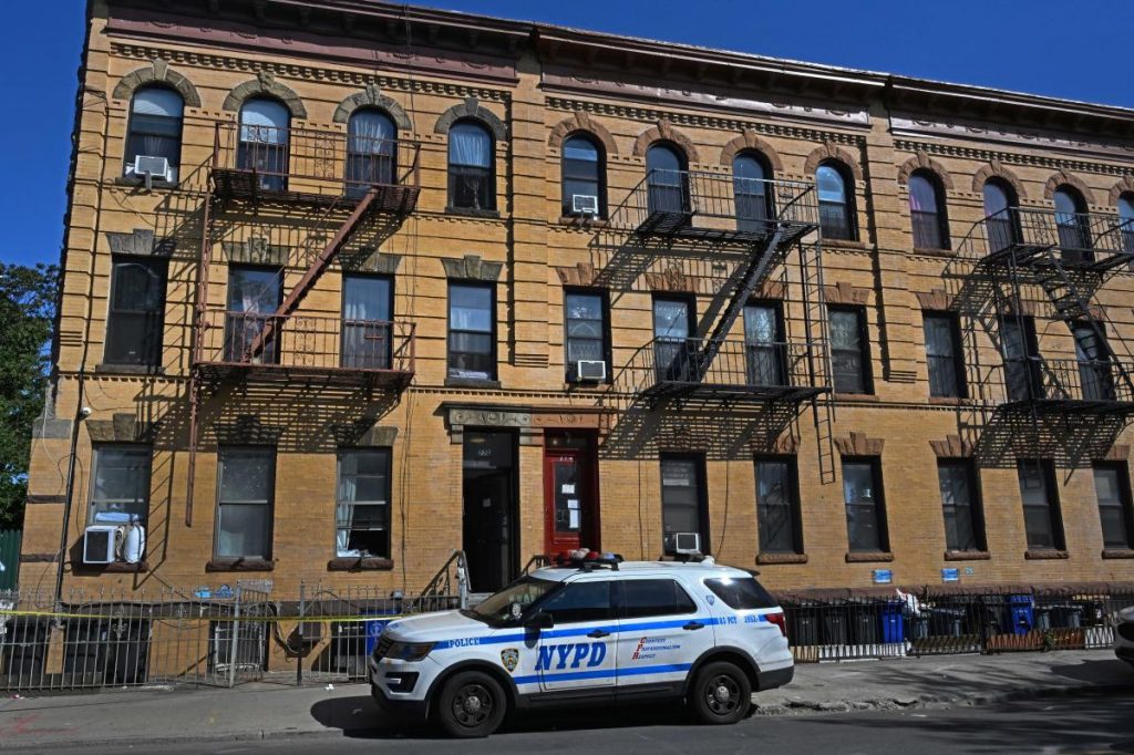 Deranged lover slits girlfriend’s throat inside NYC home — then calmly lounges on sofa: sources Deranged lover slits girlfriend's throat inside NYC home -- then calmly lounges on sofa: sources