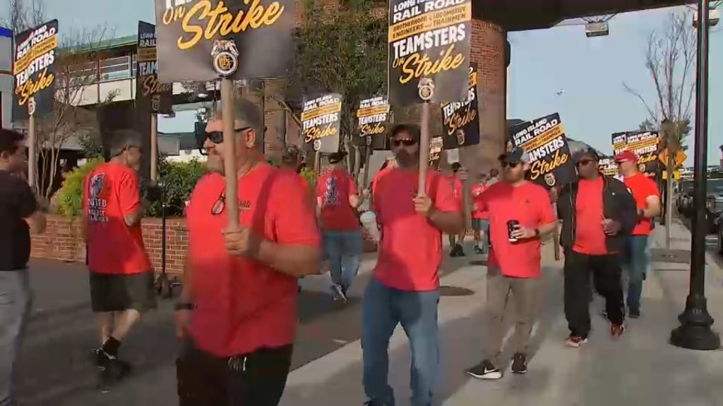 LIRR strike update: Unions, MTA resume talks as Long Island Rail Road remains shut down LIRR strike update: Unions, MTA resume talks as Long Island Rail Road remains shut down