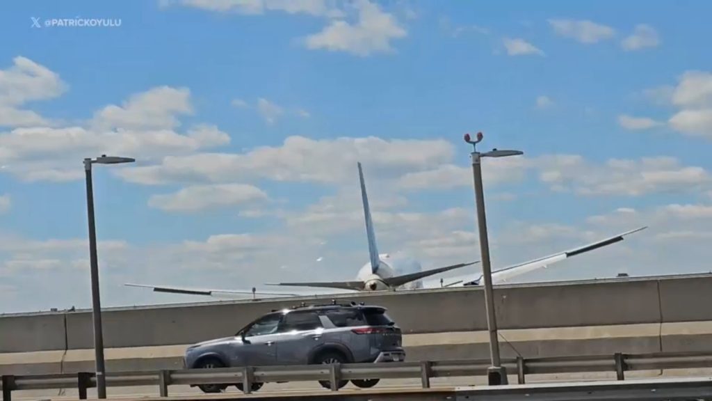 United Flight strikes light pole, damages truck on NJ Turnpike before landing at Newark Airport