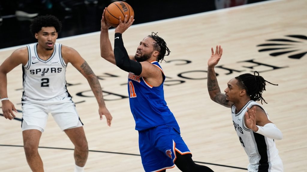 Knicks extend win streak to 13, beat Spurs 105-104 in Game 2