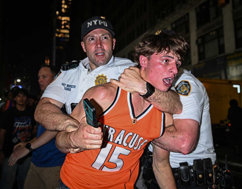 Knicks fever: Police say 10,000 fans cause smoke bomb-filled chaos in Midtown after stunning Game 4 victory