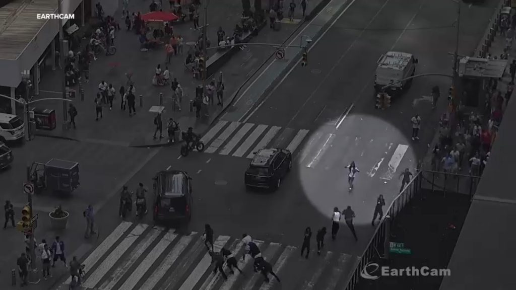 Times Square shots fired: Large fight leads to slashing, shooting; 17-year-old in police custody Times Square shots fired: Large fight leads to slashing, shooting; 17-year-old in police custody