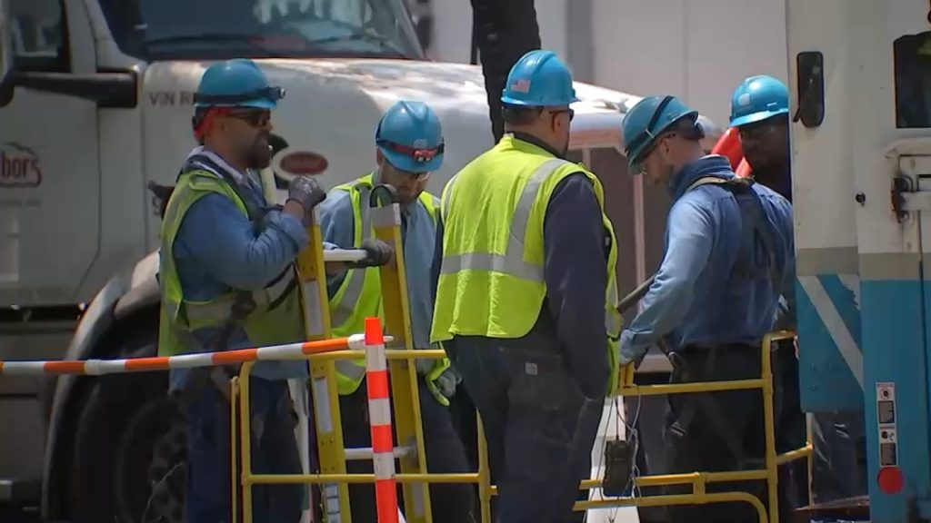 Intense heat knocks out power for thousands across New York City as residents search for relief Intense heat knocks out power for thousands across New York City as residents search for relief